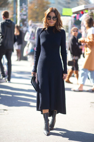 Модный лук: темно-синее платье-свитер, черные кожаные ботильоны, темно-коричневые солнцезащитные очки