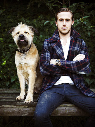 Как Ryan Gosling носит Темно-синее полупальто в шотландскую клетку, Белая футболка на пуговицах, Темно-синие джинсы, Коричневый кожаный ремень