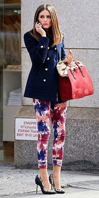 Как Olivia Palermo носит Темно-синее полупальто, Разноцветные джинсы скинни c принтом тай-дай, Черно-белые кожаные туфли с принтом, Красная кожаная большая сумка