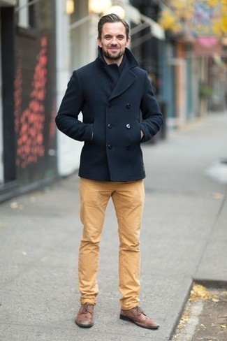 Какие брюки чинос носить с коричневыми брогами в холод: Темно-синее полупальто и брюки чинос гармонично впишутся в любой мужской лук — непринужденный повседневный лук или же строгий вечерний. Любишь эксперименты? Закончи ансамбль коричневыми брогами.