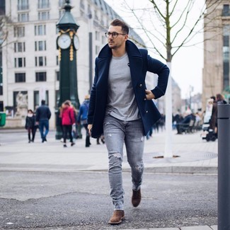 Как носить серые рваные зауженные джинсы с коричневыми замшевыми ботинками челси в 20 лет мужчине в прохладную погоду в стиле кэжуал: Если в одежде ты делаешь ставку на удобство и функциональность, темно-синее полупальто и серые рваные зауженные джинсы — классный выбор для стильного повседневного мужского образа. Хотел бы сделать ансамбль немного элегантнее? Тогда в качестве обуви к этому ансамблю, стоит выбрать коричневые замшевые ботинки челси.