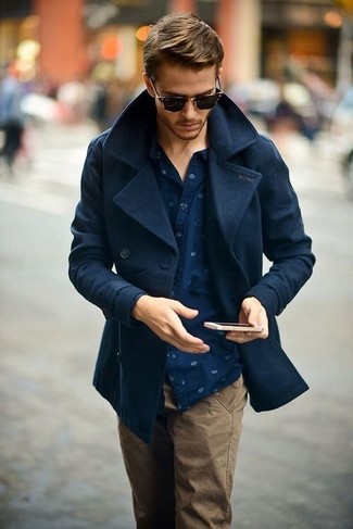 Как носить синюю рубашку с длинным рукавом с бежевыми брюками чинос: Сочетание синей рубашки с длинным рукавом и бежевых брюк чинос — хороший вариант для воплощения мужского образа в стиле smart casual.