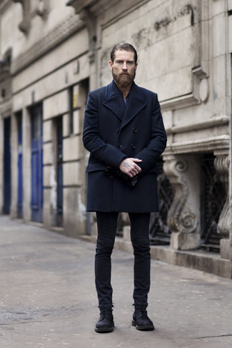 С чем носить черные кожаные повседневные ботинки мужчине в прохладную погоду в стиле смарт-кэжуал: Темно-синее полупальто и черные джинсы однозначно украсят твой гардероб. В этот образ очень просто интегрировать черные кожаные повседневные ботинки.