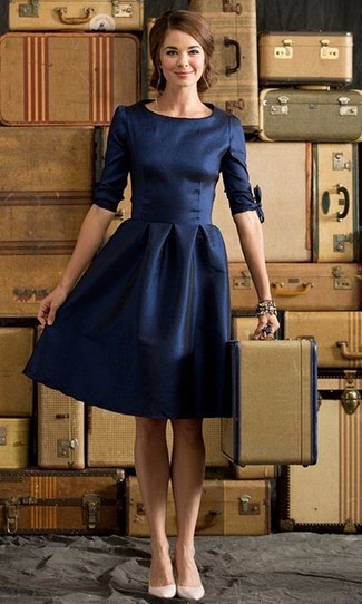 С чем носить темно-синее сатиновое платье с плиссированной юбкой в 30 лет в стиле смарт-кэжуал: Темно-синее сатиновое платье с плиссированной юбкой — отличный вариант, если ты ищешь непринужденный, но в то же время модный ансамбль. Вкупе с этим нарядом чудесно выглядят бежевые кожаные туфли.
