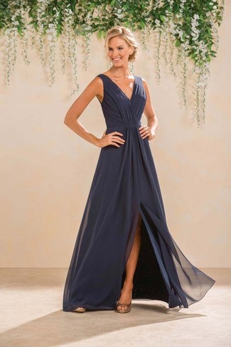 Модный лук: темно-синее шифоновое вечернее платье, золотые сатиновые туфли