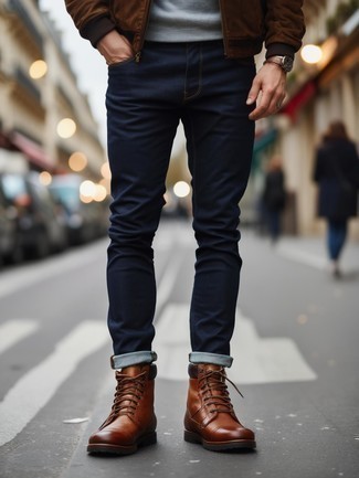 Модный мужской лук: темно-синие джинсы, коричневые кожаные повседневные ботинки