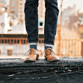 С чем носить темно-сине-белые носки в горошек мужчине в прохладную погоду: Если в одежде ты делаешь ставку на удобство и практичность, темно-синие джинсы и темно-сине-белые носки в горошек — превосходный выбор для расслабленного мужского образа на каждый день. Любители модных экспериментов могут завершить образ светло-коричневыми кожаными оксфордами, тем самым добавив в него немного строгости.