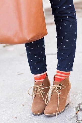 С чем носить оранжевые носки женщине в стиле смарт-кэжуал: Такое простое и комфортное сочетание базовых вещей, как темно-синие джинсы скинни в горошек и оранжевые носки, нравится барышням, которые любят проводить дни активно. Любишь незаезженные сочетания? Заверши образ светло-коричневыми замшевыми ботильонами на танкетке.