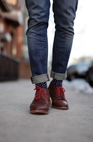 Как носить темно-синие джинсы с коричневыми кожаными туфлями дерби в жару: Если ты делаешь ставку на комфорт и функциональность, темно-синие джинсы — замечательный вариант для привлекательного повседневного мужского ансамбля. Почему бы не привнести в этот образ на каждый день толику стильной строгости с помощью коричневых кожаных туфель дерби?