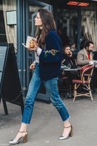 С чем носить синие джинсы c бахромой в 30 лет женщине в теплую погоду в стиле смарт-кэжуал: Если ты любишь смотреться модно, чувствуя себя при этом комфортно и нескованно, стоит опробировать это сочетание темно-синего бомбера с вышивкой и синих джинсов c бахромой. Что касается обуви, серебряные кожаные туфли — самый уместный вариант.