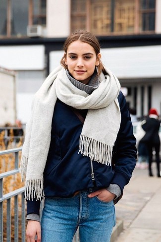 С чем носить серый шарф женщине в теплую погоду: Такое лаконичное и комфортное сочетание вещей, как темно-синий бомбер и серый шарф, нравится девчонкам, которые любят проводить дни активно.