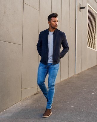 С чем носить синие зауженные джинсы мужчине: В тандеме друг с другом темно-синий бомбер и синие зауженные джинсы смотрятся весьма выигрышно. Хотел бы сделать лук немного элегантнее? Тогда в качестве дополнения к этому луку, стоит выбрать темно-коричневые замшевые ботинки челси.