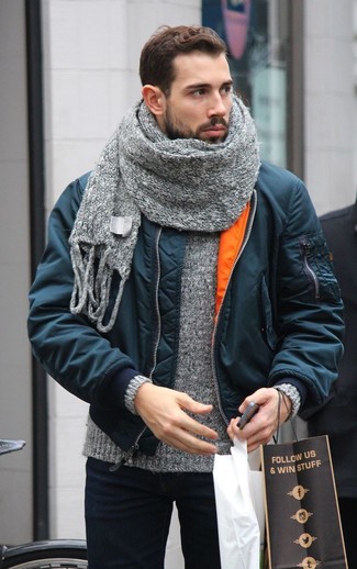 С чем носить темно-серый вязаный шарф мужчине в теплую погоду: Если ты делаешь ставку на комфорт и функциональность, темно-синий бомбер и темно-серый вязаный шарф — великолепный выбор для модного повседневного мужского ансамбля.