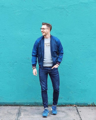 С чем носить серый свитшот с принтом в 30 лет мужчине в стиле кэжуал: Серый свитшот с принтом и темно-синие джинсы отлично подходят для воплощения городского ансамбля на каждый день. Любишь смелые решения? Дополни свой лук синими кроссовками.