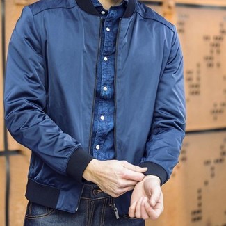 Какие бомберы носить с синей джинсовой рубашкой мужчине в теплую погоду: Если превыше всего ты ценишь удобство и практичность, обрати внимание на это тандем бомбера и синей джинсовой рубашки.