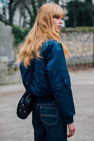 С чем носить синий бомбер в 20 лет женщине в теплую погоду: Если в одежде ты ценишь удобство и функциональность, обрати внимание на тандем синего бомбера и темно-синих джинсов.