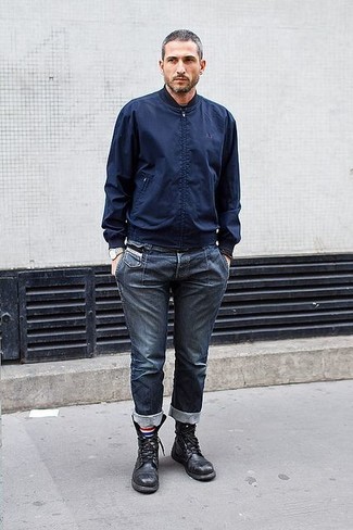 Как носить синие джинсы с черными кожаными ботинками мужчине осень: Темно-синий бомбер и синие джинсы украсят гардероб любого парня. Хочешь сделать образ немного строже? Тогда в качестве обуви к этому образу, стоит обратить внимание на черные кожаные ботинки. Если хочешь выглядеть по-осеннему ярко и стильно, определенно стоит взять этот лук на вооружение.