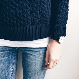 С чем носить темно-синий вязаный свитер женщине: Темно-синий вязаный свитер и синие джинсы скинни будет прекрасной идеей для непринужденного повседневного образа.