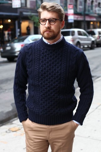 С чем носить темно-синий вязаный свитер мужчине: Стильное сочетание темно-синего вязаного свитера и светло-коричневых брюк чинос позволит выразить твой личный стиль и выигрышно выделиться из серой массы.