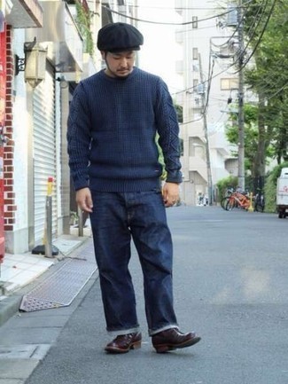 Модный лук: темно-синий вязаный свитер, темно-синие джинсы, темно-красные кожаные ботинки челси, темно-синяя кепка