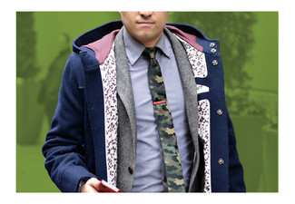 С чем носить оливковый галстук в 30 лет мужчине в стиле смарт-кэжуал: Темно-синий дафлкот в сочетании с оливковым галстуком позволит составить модный и мужественный образ.