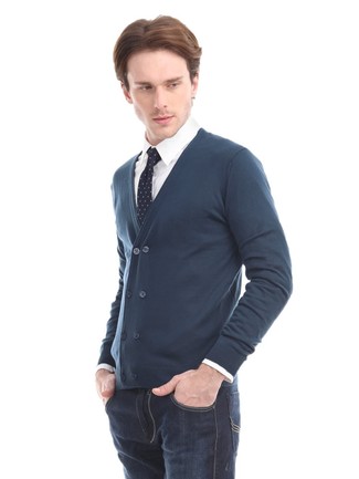 Какие классические рубашки носить с темно-синим кардиганом мужчине: Создав образ из темно-синего кардигана и классической рубашки, получим подходящий мужской образ для неофициальных встреч после работы.