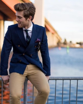 Как носить темно-синий двубортный пиджак с светло-коричневыми брюками чинос в 30 лет в деловом стиле: Темно-синий двубортный пиджак и светло-коричневые брюки чинос — превосходное решение для первого свидания или похода в паб с коллегами.
