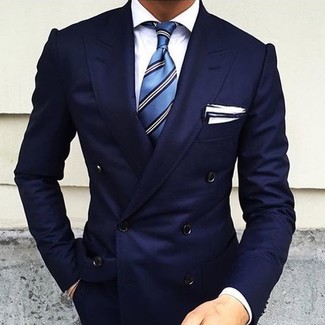 Модный лук: темно-синий двубортный пиджак, белая классическая рубашка, синий галстук в вертикальную полоску, белый нагрудный платок