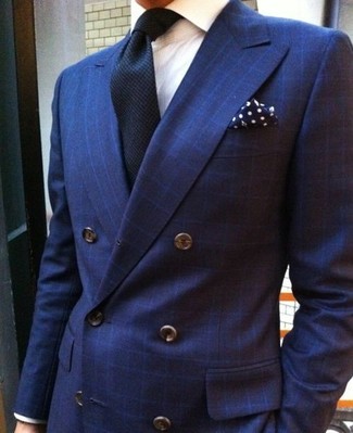 С чем носить синий двубортный пиджак в шотландскую клетку мужчине: Синий двубортный пиджак в шотландскую клетку в сочетании с белой классической рубашкой в вертикальную полоску поможет составить стильный классический ансамбль.