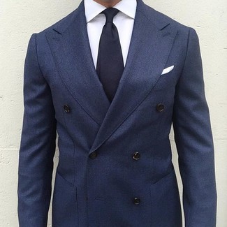С чем носить темно-синий галстук в 30 лет мужчине в теплую погоду в деловом стиле: Темно-синий двубортный пиджак в паре с темно-синим галстуком поможет создать модный и привлекательный лук.