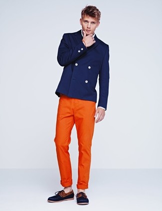 С чем носить темно-сине-белые топсайдеры в 30 лет лето: Темно-синий двубортный пиджак в сочетании с оранжевыми брюками чинос — необыденный вариант для мужчин, работающих в офисе. Если сочетание несочетаемого привлекает тебя не меньше, чем проверенная классика, заверши этот наряд темно-сине-белыми топсайдерами. Переносить изнурительную июльскую жару будет несомненно проще, когда на тебе подобное сочетание.