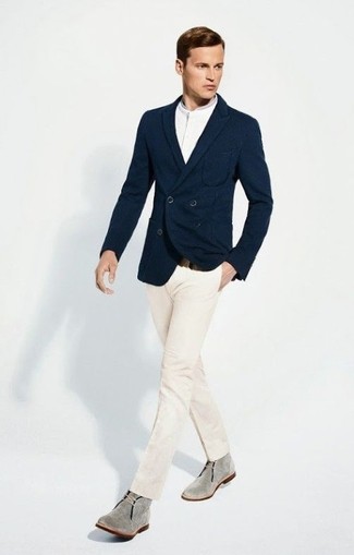 Модный лук: темно-синий двубортный пиджак, белая футболка на пуговицах, белые классические брюки, серые замшевые ботинки дезерты