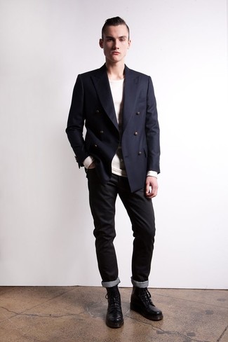 Как носить пиджак с повседневными ботинками мужчине весна: Пиджак в сочетании с черными джинсами — прекрасный пример непринужденного офисного стиля для джентльменов. Вкупе с этим луком идеально выглядят повседневные ботинки. Разве это не классное тандем для межсезонной погоды?