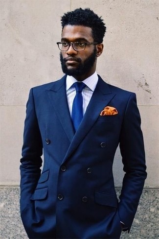 С чем носить темно-синий шелковый галстук мужчине лето в деловом стиле: Темно-синий двубортный пиджак в паре с темно-синим шелковым галстуком поможет создать модный и элегантный ансамбль. Нечего и говорить, подобное сочетание одежды будет прекрасной идеей для жаркой погоды.