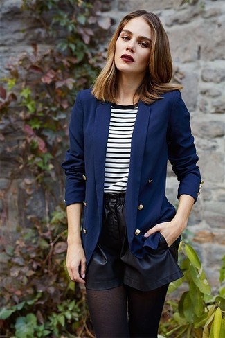 Какие шорты носить с темно-синим двубортным пиджаком женщине: Темно-синий двубортный пиджак и шорты прочно закрепились в гардеробе многих дам, помогая создавать роскошные и удобные луки.