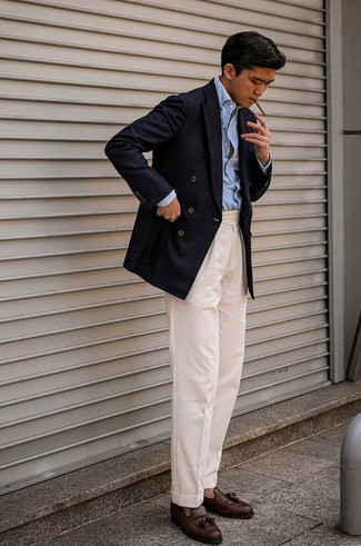 Какие двубортные пиджаки носить с голубой классической рубашкой мужчине в деловом стиле: Комбо из двубортного пиджака и голубой классической рубашки позволит составить модный и мужественный образ. Темно-коричневые кожаные лоферы с кисточками — хороший вариант, чтобы закончить ансамбль.