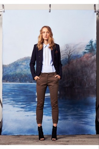 Как носить узкие брюки с ботильонами на шнуровке в 20 лет: Темно-синий двубортный пиджак и узкие брюки будет отличной идеей для расслабленного повседневного наряда. В паре с этим ансамблем гармонично будут смотреться ботильоны на шнуровке.