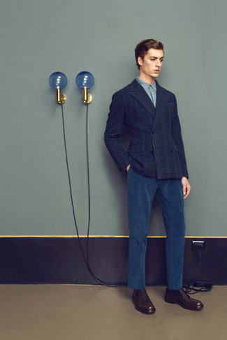 Как носить голубую классическую рубашку с синим пиджаком мужчине в деловом стиле: Синий пиджак и голубая классическая рубашка — хороший пример строгого мужского стиля в одежде. Вместе с этим луком выигрышно смотрятся темно-коричневые кожаные броги.