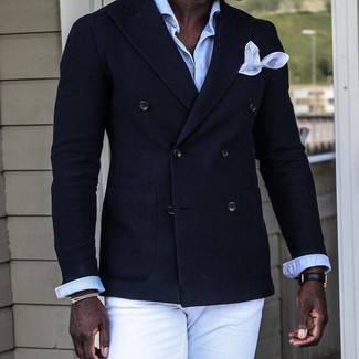Как носить двубортный пиджак с брюками чинос в теплую погоду в стиле смарт-кэжуал: Лук из двубортного пиджака и брюк чинос выглядит очень стильно, согласен?