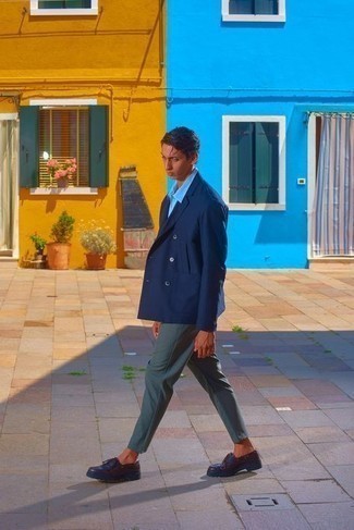 Какие брюки чинос носить с синим двубортным пиджаком в 20 лет в теплую погоду: Ансамбль из синего двубортного пиджака и брюк чинос смотрится бесподобно, согласен? Чтобы образ не получился слишком вычурным, можно дополнить его темно-красными кожаными ботинками дезертами.
