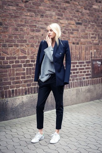 Как носить черные узкие брюки с темно-синим двубортным пиджаком: Современным дамам, которые любят держать руку на пульсе последних тенденций, советуем обратить внимание на это сочетание темно-синего двубортного пиджака и черных узких брюк. Создать модный контраст с остальными вещами из этого ансамбля помогут бело-зеленые низкие кеды.