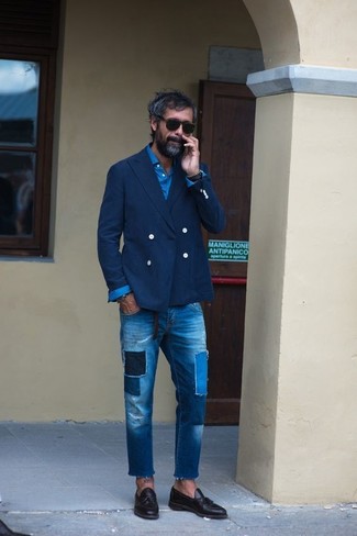 Как носить темно-синий пиджак с черными кожаными лоферами мужчине в стиле смарт-кэжуал: Темно-синий пиджак и синие джинсы в стиле пэчворк — вариант, который будет непременно притягивать дамские взгляды. Думаешь сделать образ немного элегантнее? Тогда в качестве обуви к этому образу, стоит обратить внимание на черные кожаные лоферы.
