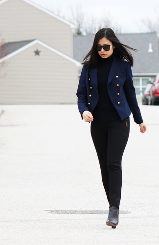 Как носить черную водолазку с темно-синим двубортным пиджаком женщине: Темно-синий двубортный пиджак и черная водолазка украсят гардероб любой современной модницы. Пара черных кожаных ботильонов позволит сделать ансамбль более законченным.