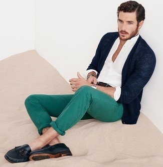 Модный лук: темно-синий кардиган, белая рубашка с длинным рукавом, зеленые брюки чинос, черные кожаные лоферы с кисточками