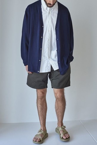 Какие рубашки с длинным рукавом носить с оливковыми сандалиями в 30 лет мужчине: Рубашка с длинным рукавом и темно-серые шорты помогут создать нескучный и модный ансамбль. Оливковые сандалии позволят сделать образ не таким официальным.