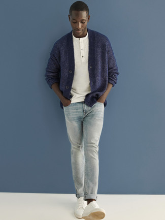 Какие джинсы носить с темно-синим кардиганом мужчине в стиле кэжуал: Темно-синий кардиган в сочетании с джинсами поможет выразить твою индивидуальность и выгодно выделиться из серой массы. Что касается обуви, можешь отдать предпочтение комфорту и надеть белые кожаные низкие кеды.