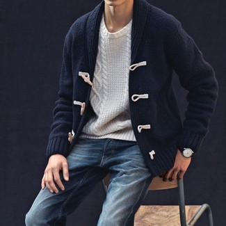 Как носить джинсы с вязаным свитером мужчине в теплую погоду в стиле смарт-кэжуал: Вязаный свитер и джинсы — неотъемлемые вещи в арсенале современного жителя мегаполиса.