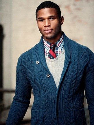 Модный лук: темно-синий кардиган с отложным воротником, бежевый свитер с v-образным вырезом, красно-темно-синяя рубашка с длинным рукавом в шотландскую клетку, красно-темно-синий галстук в вертикальную полоску