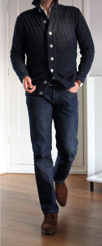 Какие кардиганы носить с синими джинсами в 30 лет мужчине: Кардиган в сочетании с синими джинсами — хороший вариант для создания мужского образа в стиле business casual. Весьма уместно здесь будут выглядеть темно-коричневые замшевые ботинки дезерты.