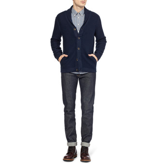 Какие джинсы носить с синим кардиганом мужчине в стиле смарт-кэжуал: Комбо из синего кардигана и джинсов поможет выразить твой личный стиль. Любители экспериментов могут дополнить образ коричневыми кожаными повседневными ботинками, тем самым добавив в него чуточку элегантности.